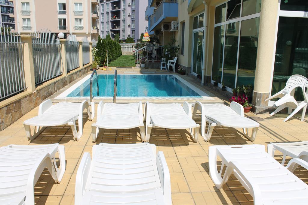 Aqua Blue Apartments Pantai Sunny Bagian luar foto