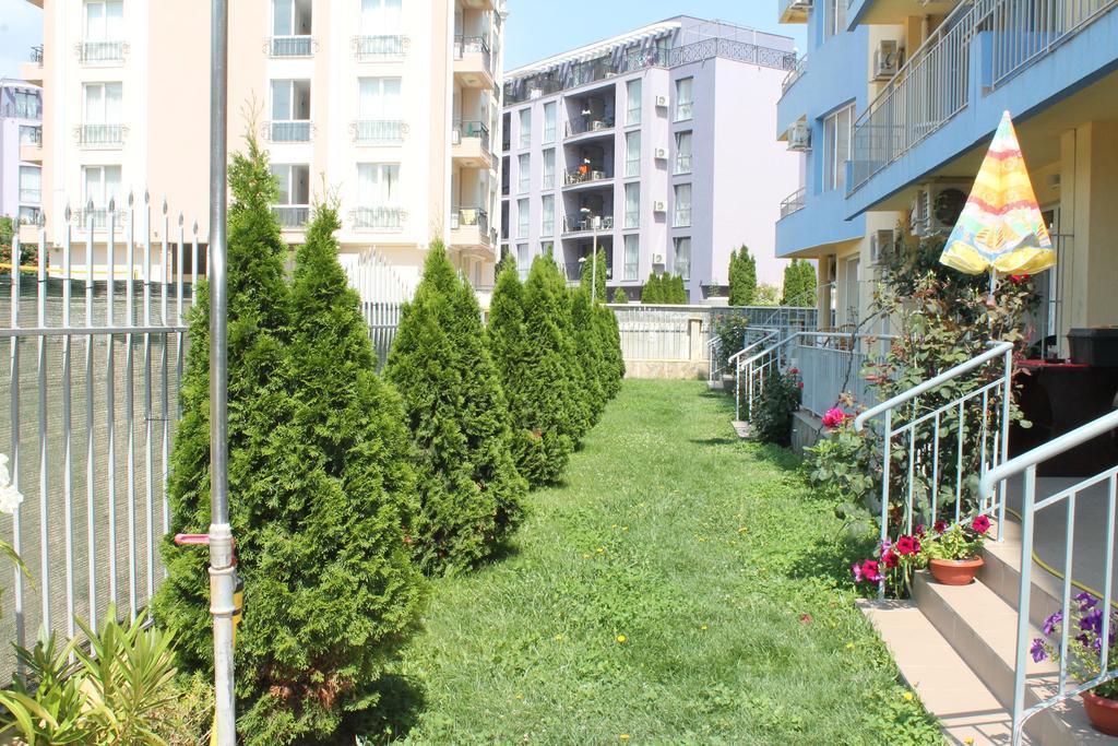 Aqua Blue Apartments Pantai Sunny Bagian luar foto